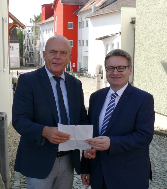 Bildbeschreibung: Staatssekretr Zellmeier machte sich gemeinsam mit Brgermeister Wellenhofer persnlich ein Bild von den Gegebenheiten in Pfaffenberg