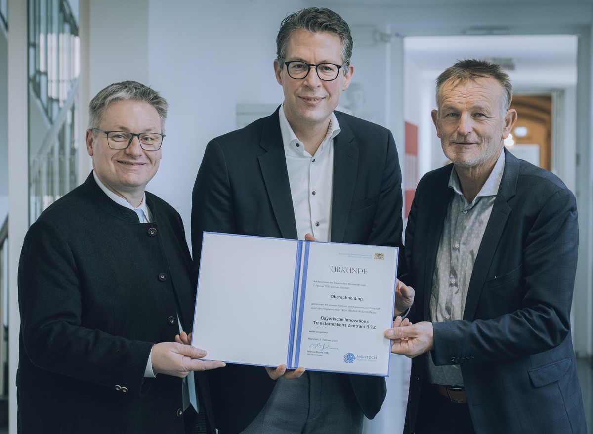 MdL Josef Zellmeier gemeinsam mit Wissenschaftsminister Markus Blume und MdL Hans Ritt bei der offiziellen Urkundenbergabe