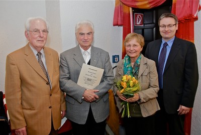 Scheidender Kreisvorsitzender Theodor Seethaler zusammen mit dem geehrten Ehepaar Helmut und Christiane Erwert sowie MdL Josef Zellmeier