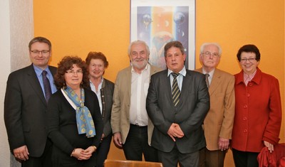 Der neue Vorsitzende des BdV Straubing-Bogen Helmuth Zink(3.v.r.) mit stv. BdV-Landesvorsitzender Josef Zellmeier und weiteren Ehreng�sten