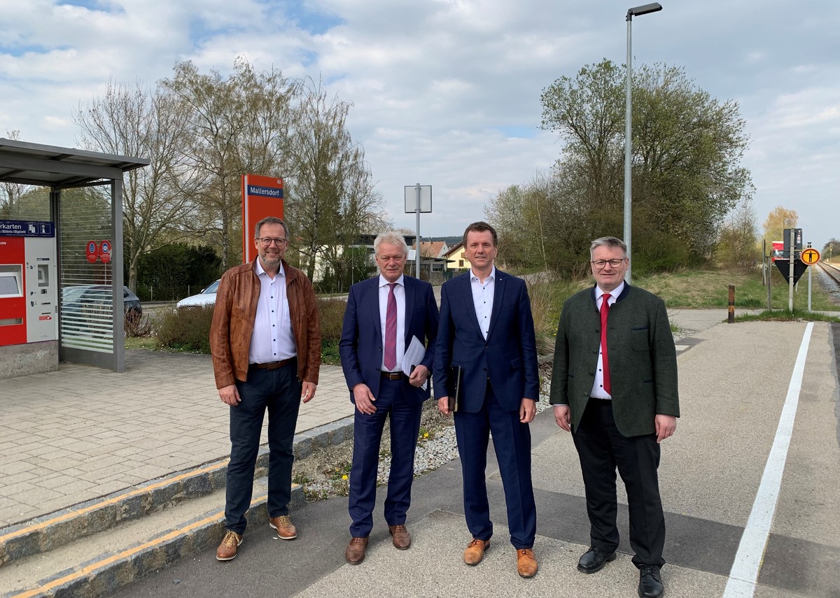 Bürgermeister Christian Dobmeier, MdB Alois Rainer, DB-Konzernbevollmächtigter Klaus-Dieter Josel und MdL Josef Zellmeier (von links) freuen sich über das Weiterbestehen der Bahnstation in Mallersdorf.