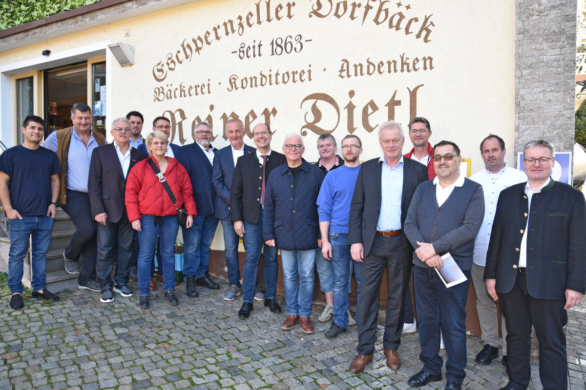 Die Vertreter des Handwerks gemeinsam mit MdL Josef Zellmeier (rechts), MdB Alois Rainer (5. von rechts) und stellv. Landrat Andreas Aichinger (4. von links)