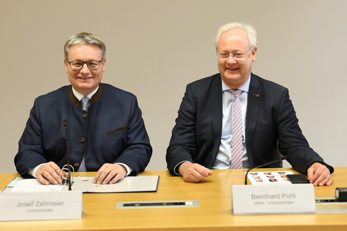 Ausschussvorsitzender Josef Zellmeier mit seinem Stellvertreter Bernhard Pohl (Quelle: Bildarchiv Bayerischer Landtag, Foto: Stefan Obermeier)