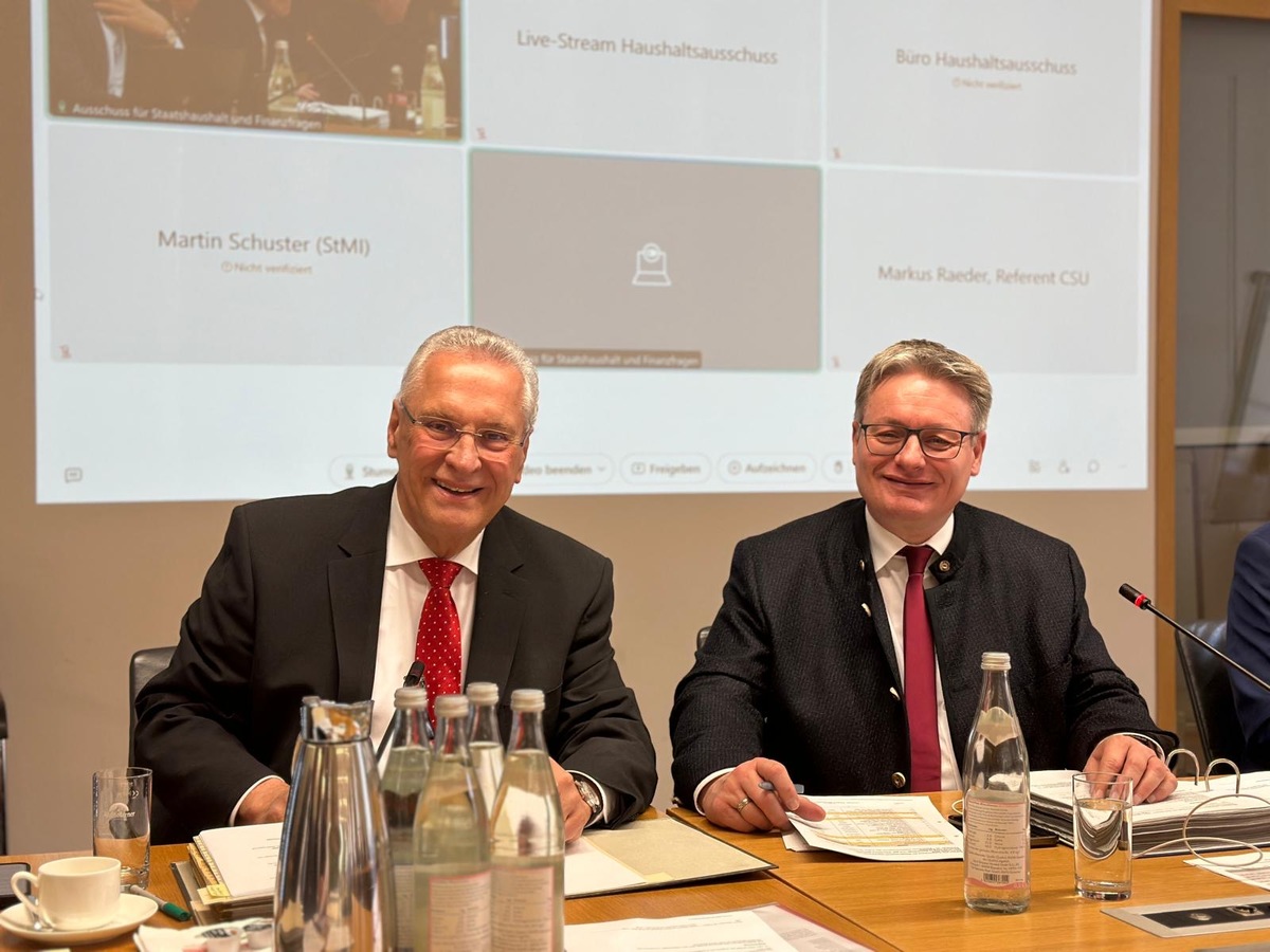 Haushaltsausschussvorsitzender Josef Zellmeier und Innenminister Joachim Herrmann bei der Beratung des Antrags im Ausschuss.
