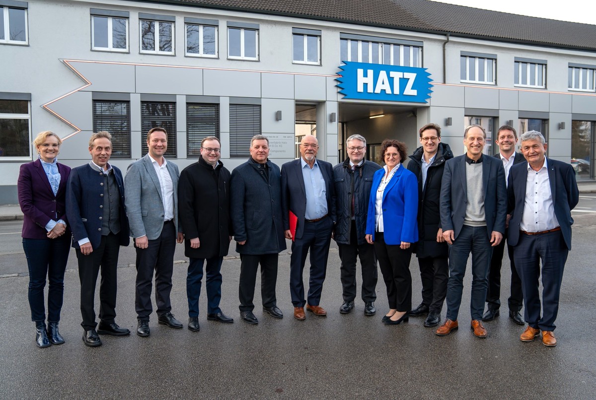  Foto (Motorenfabrik Hatz), (v. l.): Dr. Jutta Krogull, Geschftsfhrerin der vbw Bezirksgruppe Niederbayern, Hans Koller, stellvertretender Landrat des Landkreises Passau, MdL Josef Heisl, MdL Stefan Meyer, Staatsminister MdL Christian Berneiter, vbw Pr